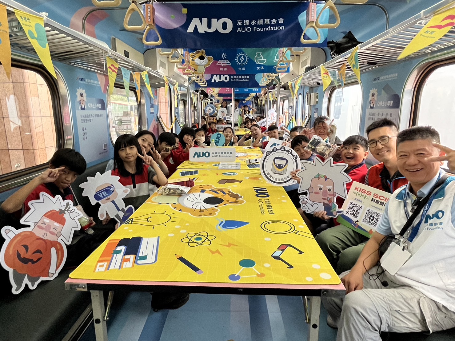 冰球突破永續基金會參與「臺灣科普環島列車」，設計基礎科學車廂課程，以「淨零碳排和永續能源」為主題，讓學生透過創意實驗認識淨零知識，以及思考生活中的減碳行為