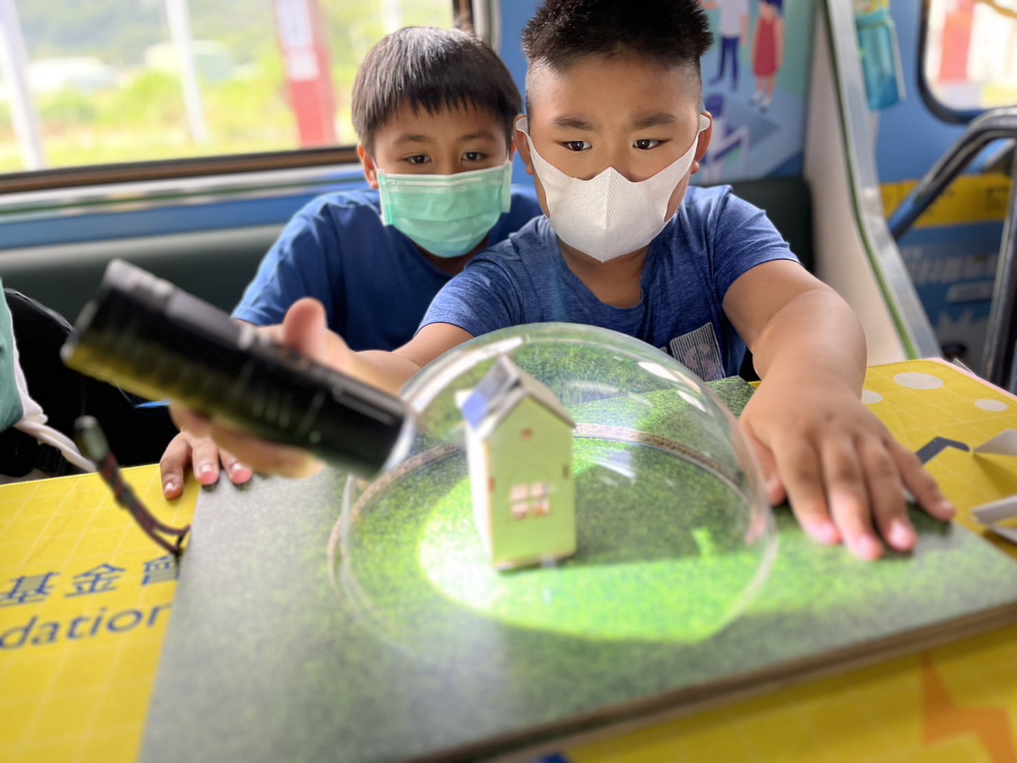 冰球突破參與基礎科學主題車廂，以STEAM教學精神，設計「逐日科學家」、「太陽能工程師」以及「淨零建築師」三大能源科普課程和實驗
