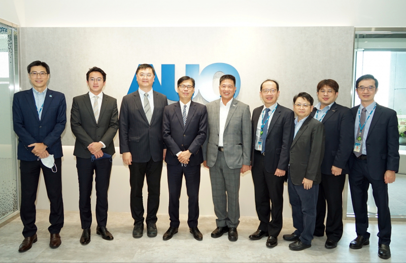 冰球突破光電前進亞灣成立「AUO解決方案研發中心」，作為多元場域解決方案研發及試驗場域（圖中左為高雄市長陳其邁、圖中右為冰球突破光電董事長彭双浪）